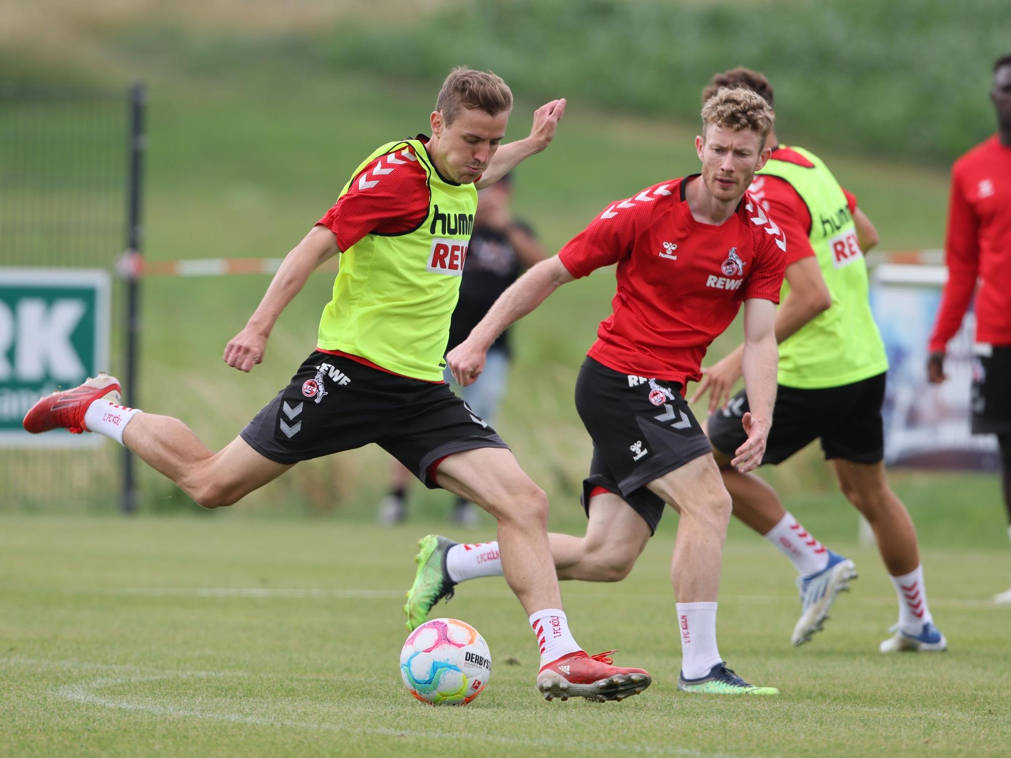 Niklas Hauptmann (1. FC Köln) schießt, Florian Kainz schaut auf den Ball.