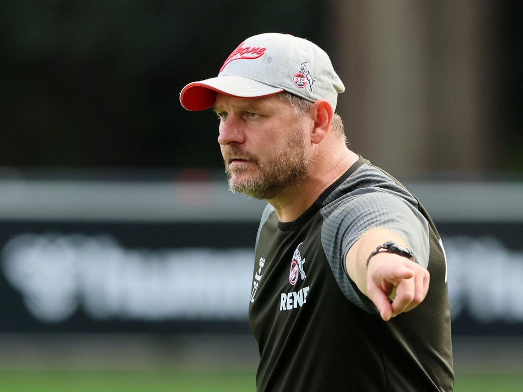Steffen Baumgart gestikuliert auf dem Trainingsplatz des 1. FC Köln.