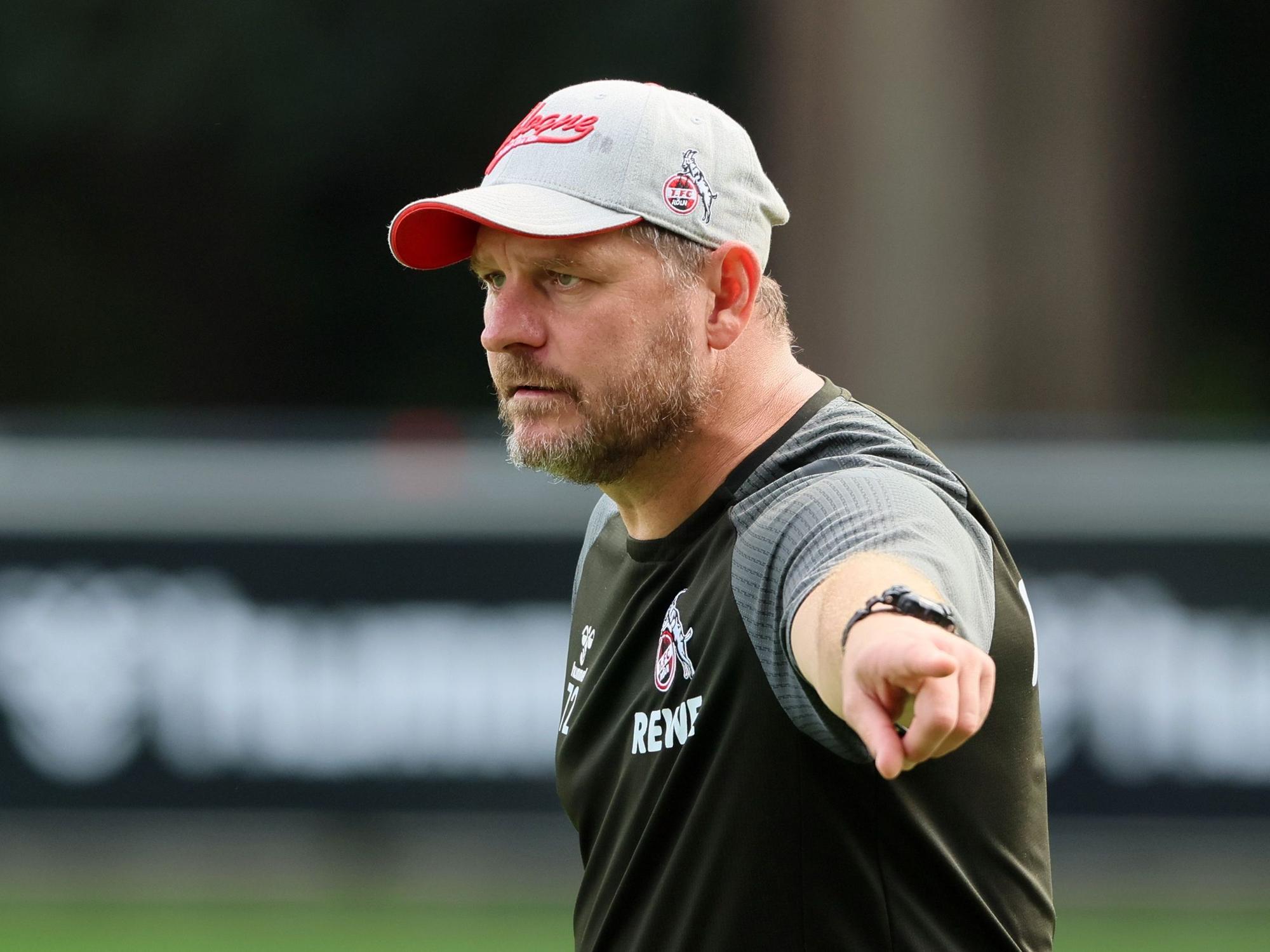 Steffen Baumgart gestikuliert auf dem Trainingsplatz des 1. FC Köln.
