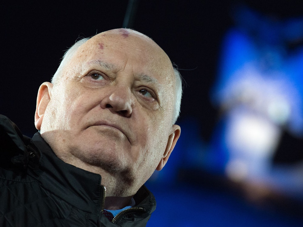 Der frühere sowjetische Staatspräsident Michail Gorbatschow steht am 9. November 2014 während des Bürgerfestes vor dem Brandenburger Tor in Berlin auf der Bühne.