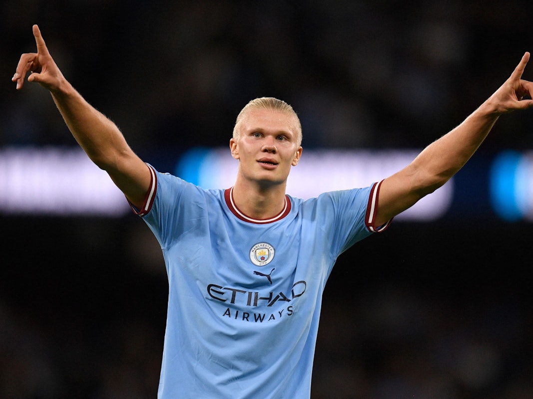 Erling Haaland jubelt nach seinem dritten Tor und deutet in die Luft.