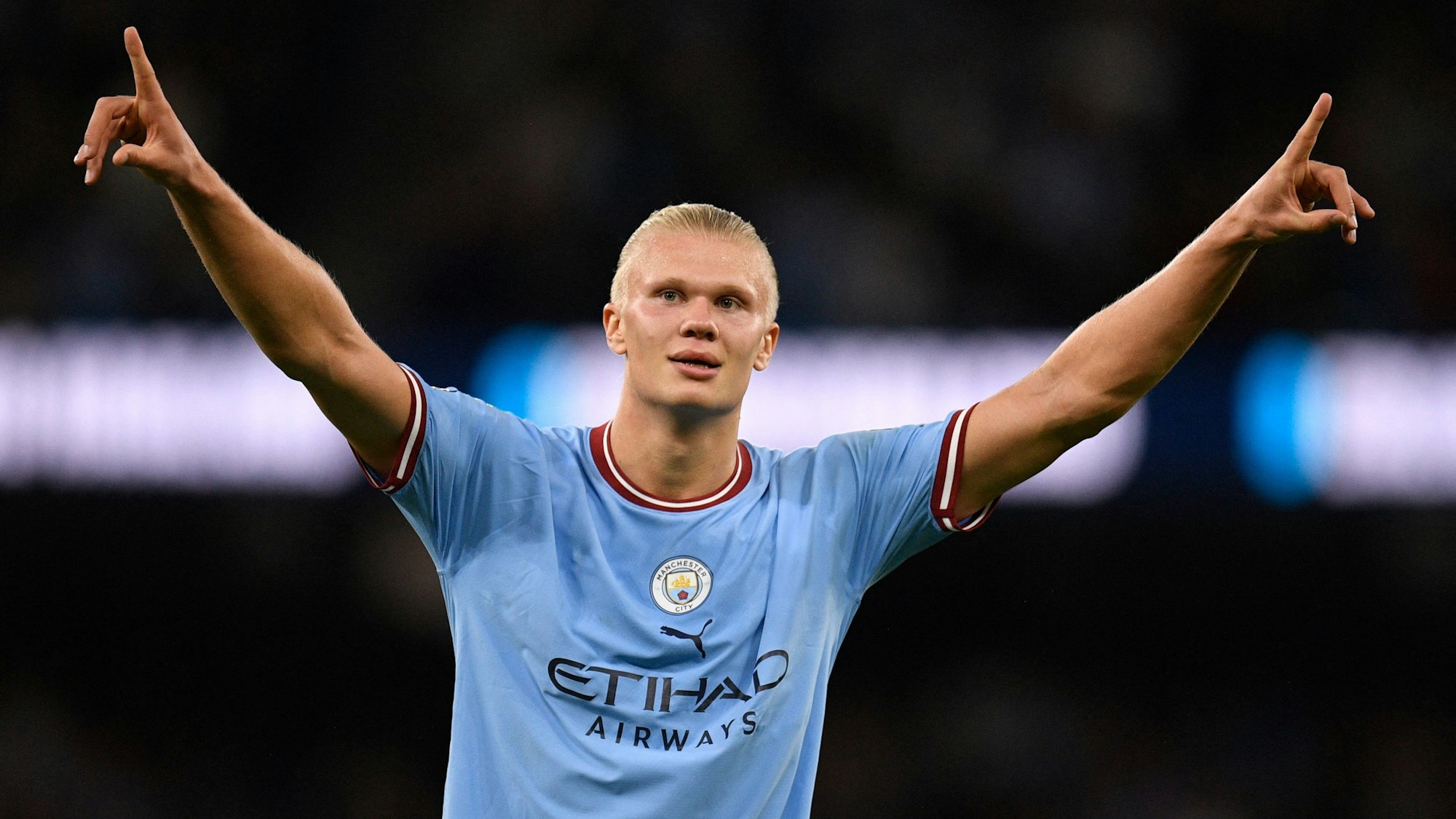 Erling Haaland jubelt nach seinem dritten Tor und deutet in die Luft.