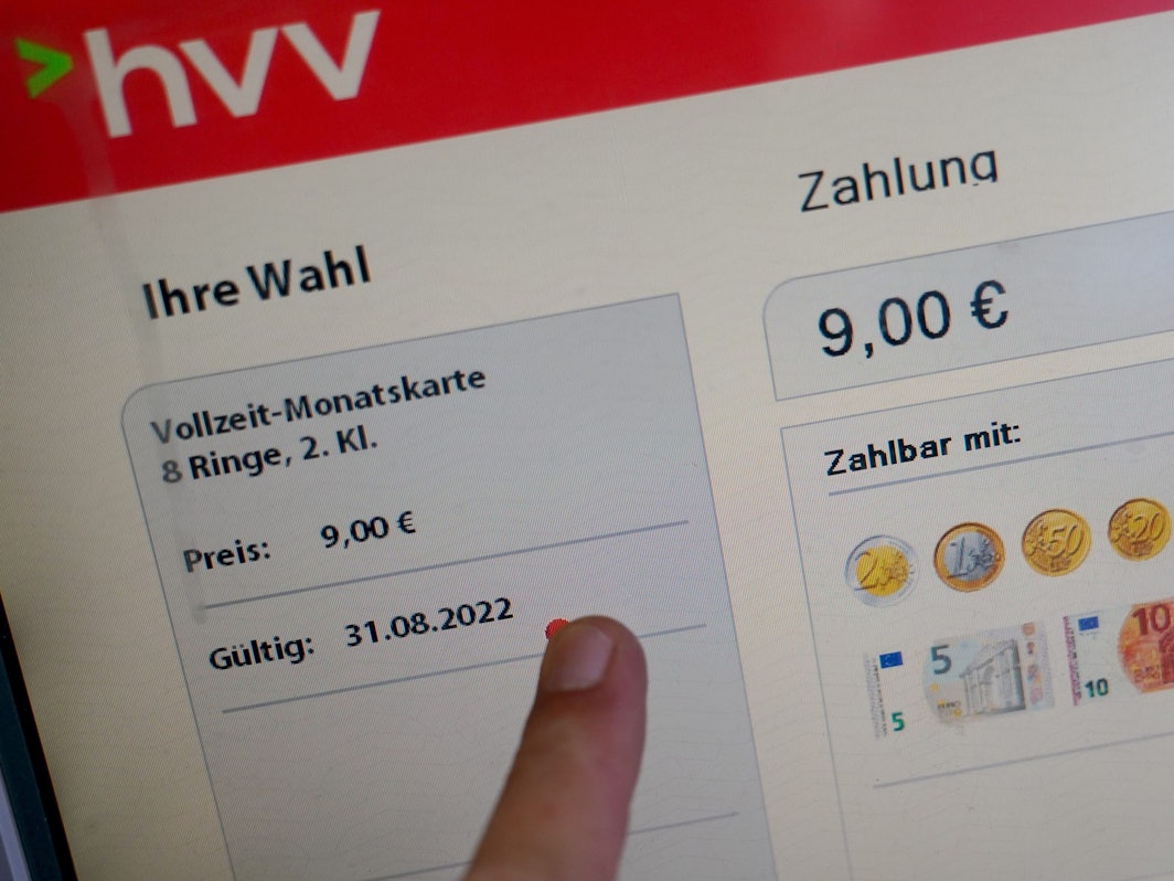 Ein Mann berührt den Touchscreen eines Fahrscheinautomaten für ein 9-Euro-Ticket im U-Bahnhof Landungsbrücken.