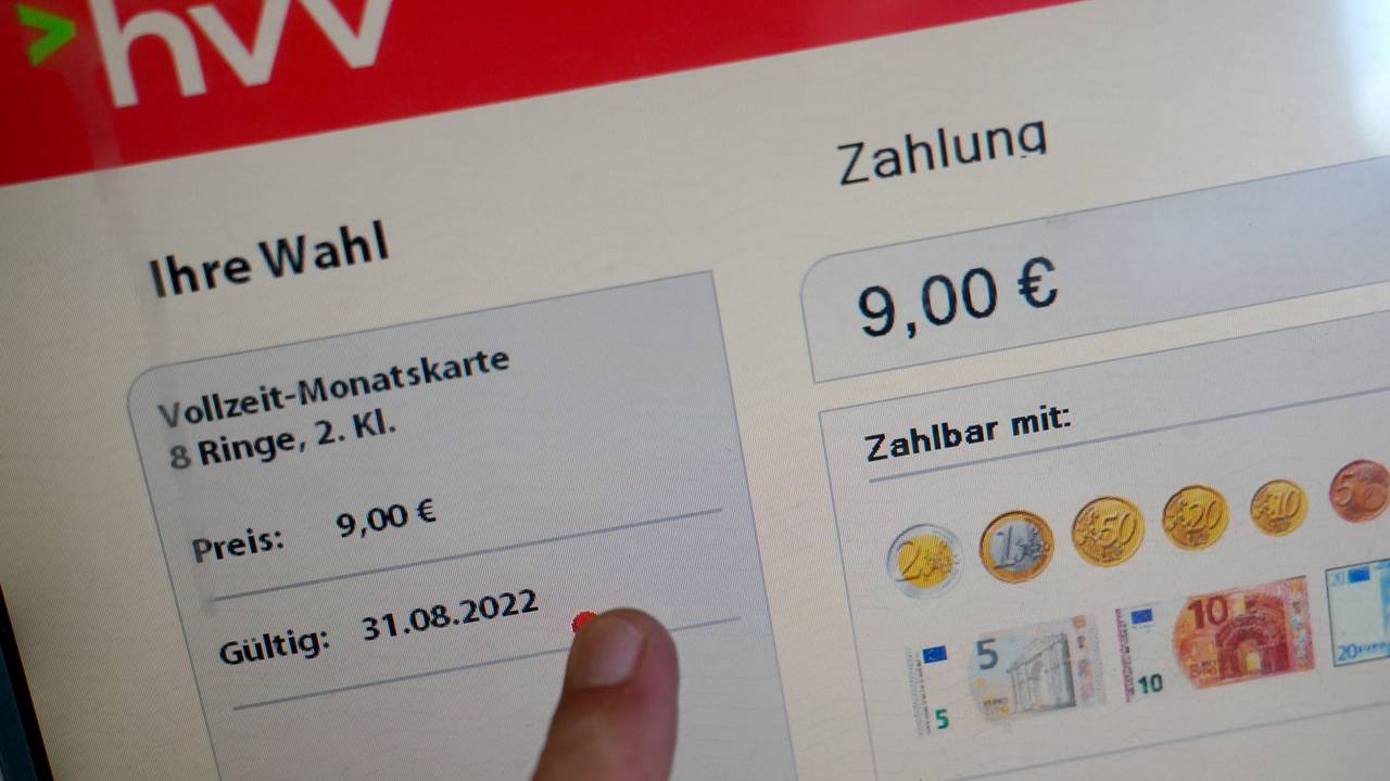 Ein Mann berührt den Touchscreen eines Fahrscheinautomaten für ein 9-Euro-Ticket im U-Bahnhof Landungsbrücken.