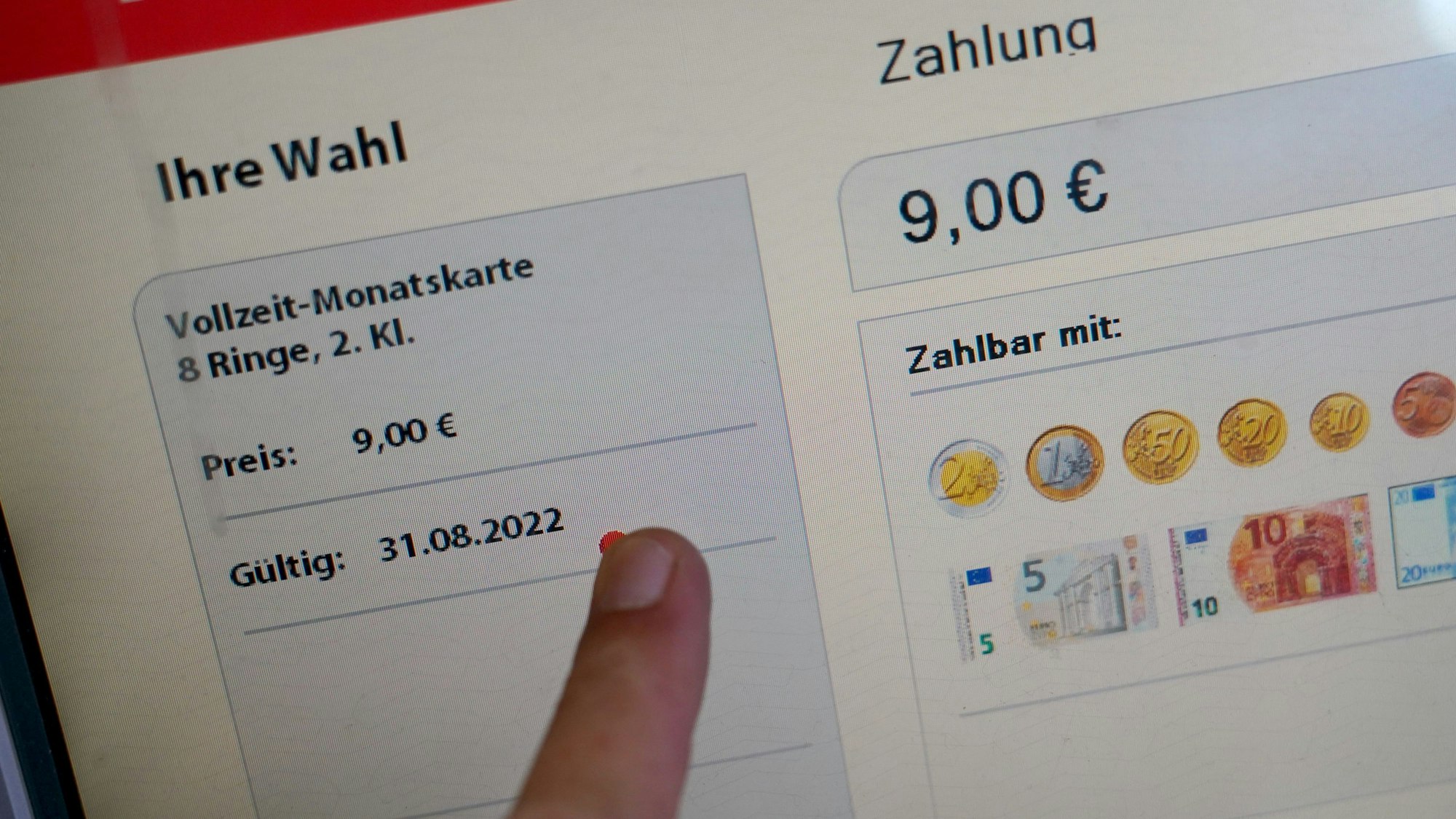 Ein Mann berührt den Touchscreen eines Fahrscheinautomaten für ein 9-Euro-Ticket im U-Bahnhof Landungsbrücken.