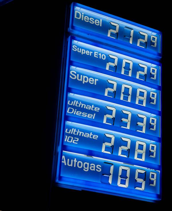 Eine Berliner Aral-Tankstelle an der Holzmarktstraße weist gegen 2 Uhr morgens bereits erhöhte Preise aus, bei denen nur noch Autogas unter 2 Euro liegt. I