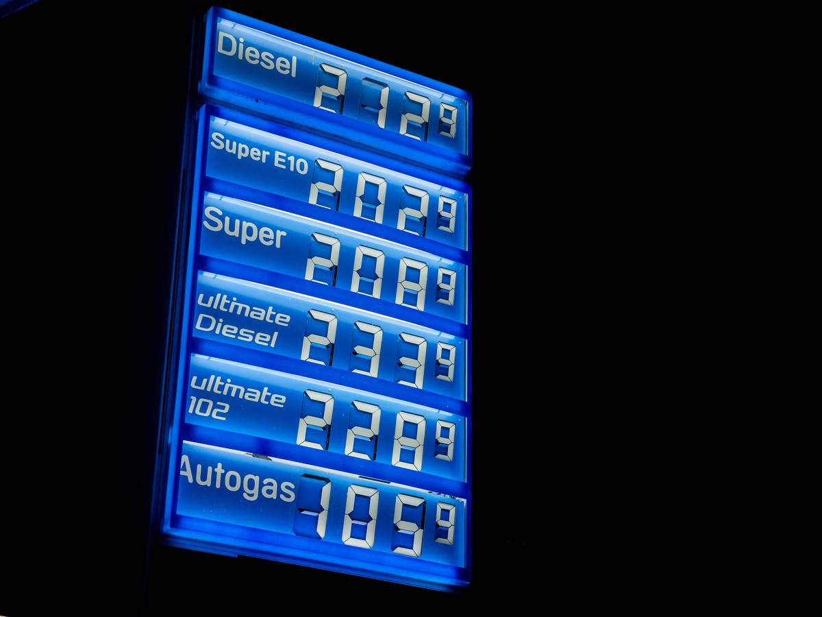Eine Berliner Aral-Tankstelle an der Holzmarktstraße weist gegen 2 Uhr morgens bereits erhöhte Preise aus, bei denen nur noch Autogas unter 2 Euro liegt. I