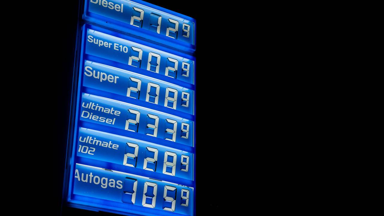 Eine Berliner Aral-Tankstelle an der Holzmarktstraße weist gegen 2 Uhr morgens bereits erhöhte Preise aus, bei denen nur noch Autogas unter 2 Euro liegt. I