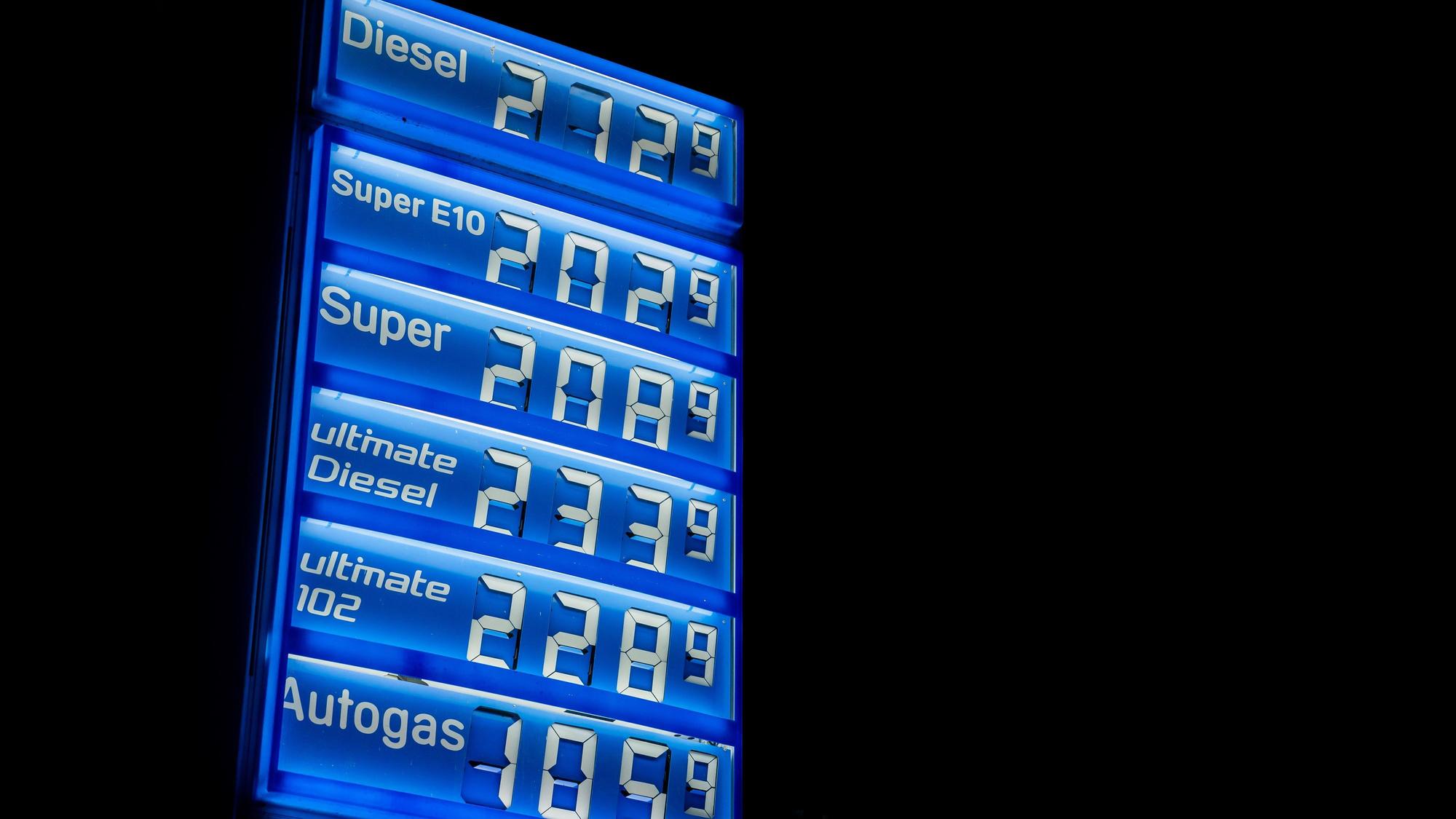 Eine Berliner Aral-Tankstelle an der Holzmarktstraße weist gegen 2 Uhr morgens bereits erhöhte Preise aus, bei denen nur noch Autogas unter 2 Euro liegt. I