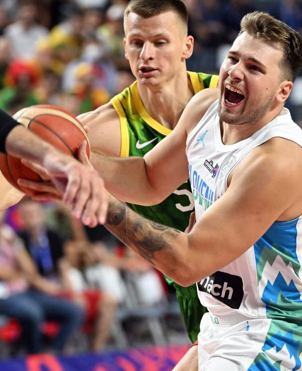 Sloweniens Luka Doncic (r) und Litauens Marius Grigonis (l) kämpfen um den Ball.
