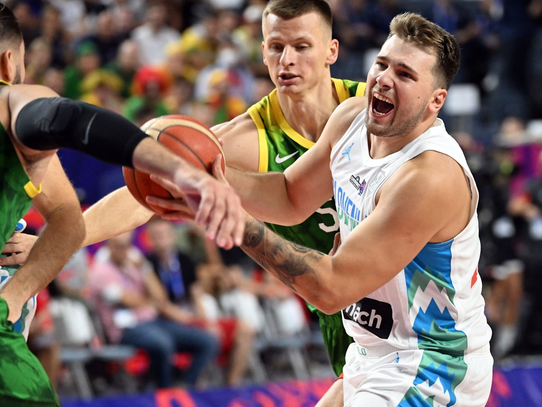 Sloweniens Luka Doncic (r) und Litauens Marius Grigonis (l) kämpfen um den Ball.