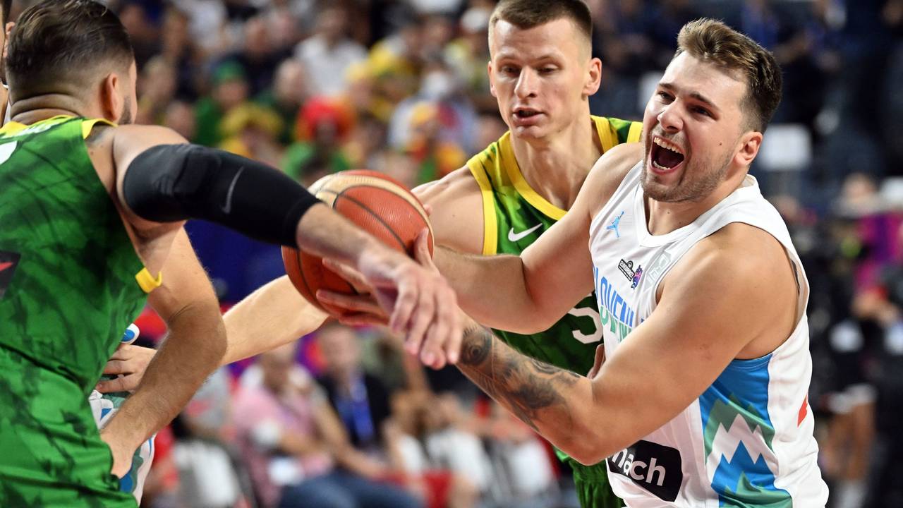 Sloweniens Luka Doncic (r) und Litauens Marius Grigonis (l) kämpfen um den Ball.