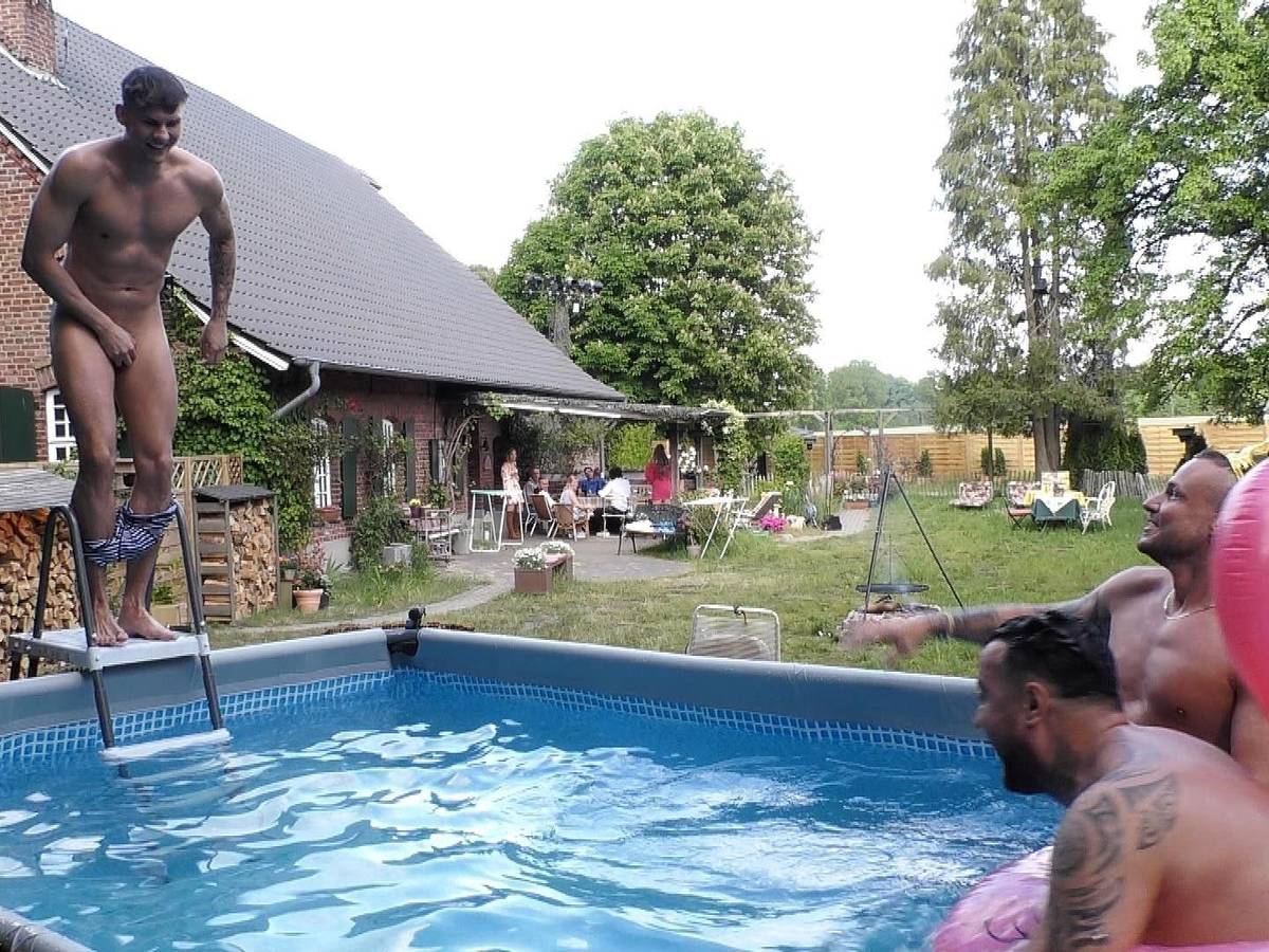 Marcel (l.) springt nackt in den Pool, gemeinsam mit Eric (r.) und Cosimo.
Die Verwendung des sendungsbezogenen Materials ist nur mit dem Hinweis und Verlinkung auf RTL+ gestattet.