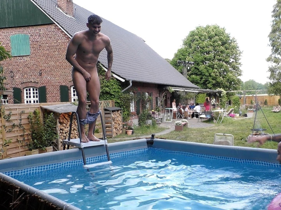 Marcel (l.) springt nackt in den Pool, gemeinsam mit Eric (r.) und Cosimo.
Die Verwendung des sendungsbezogenen Materials ist nur mit dem Hinweis und Verlinkung auf RTL+ gestattet.