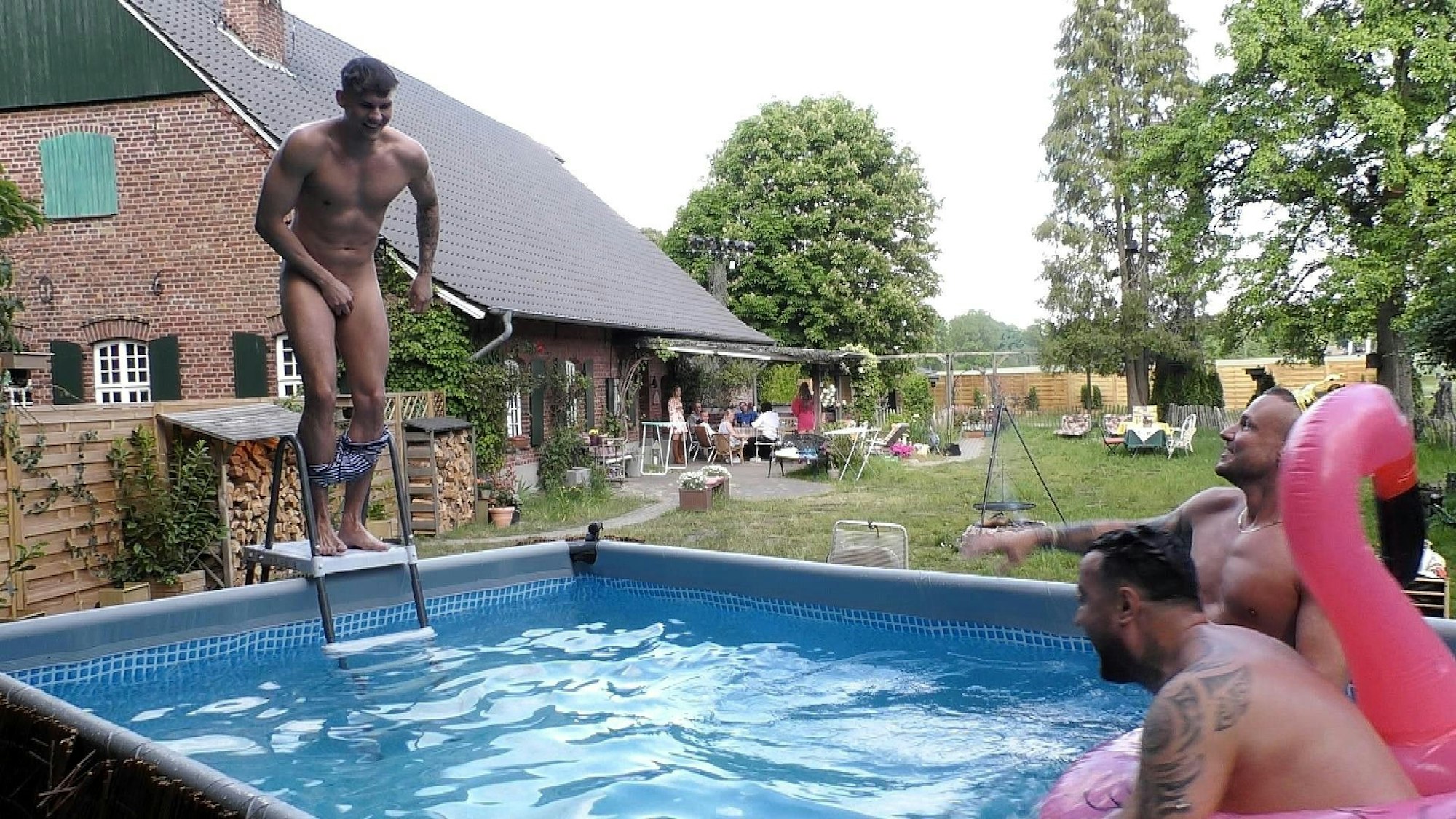 Marcel (l.) springt nackt in den Pool, gemeinsam mit Eric (r.) und Cosimo.
Die Verwendung des sendungsbezogenen Materials ist nur mit dem Hinweis und Verlinkung auf RTL+ gestattet.