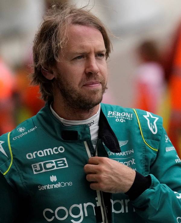 Sebastian Vettel geht durch das Fahrerlager der Formel 1.