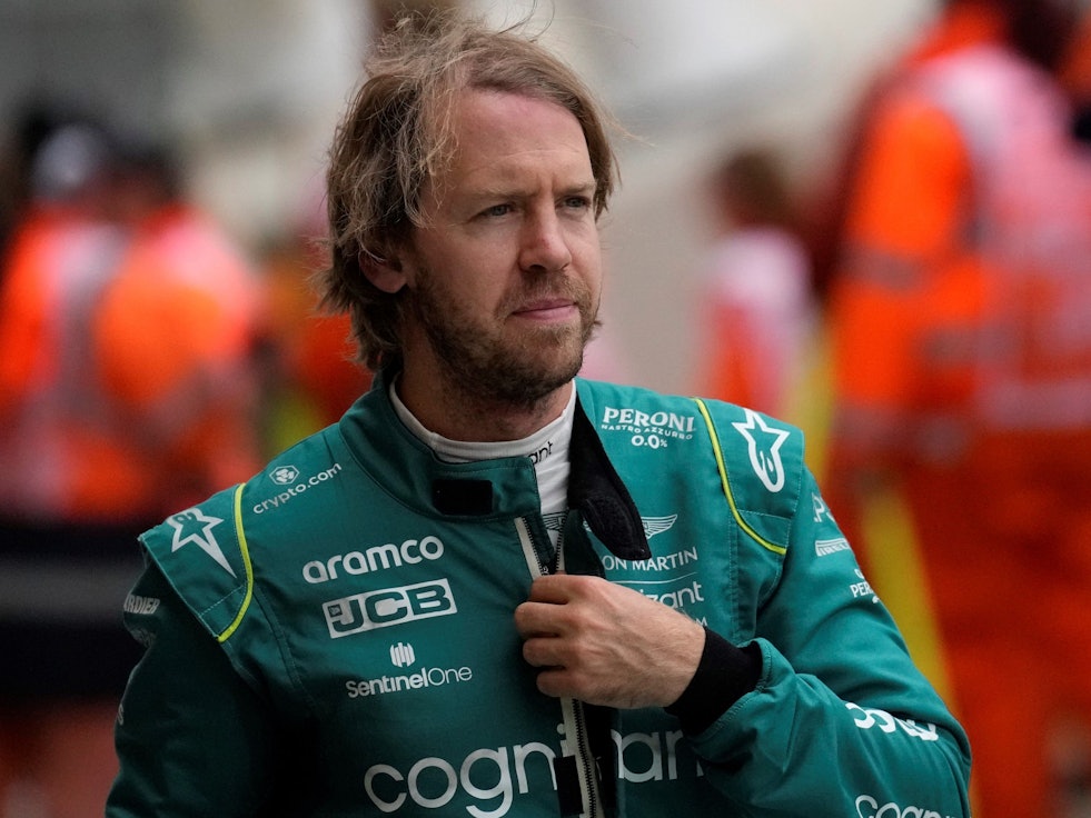 Sebastian Vettel geht durch das Fahrerlager der Formel 1.