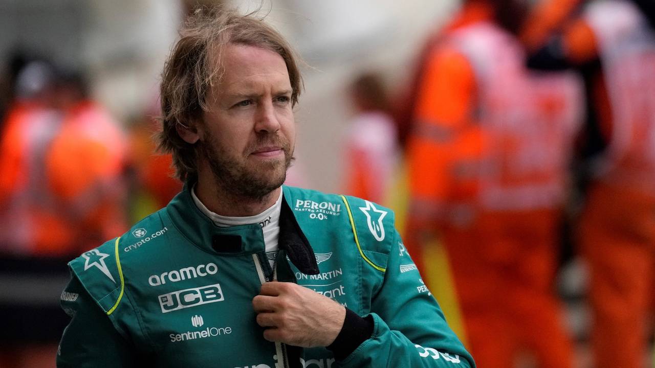 Sebastian Vettel geht durch das Fahrerlager der Formel 1.