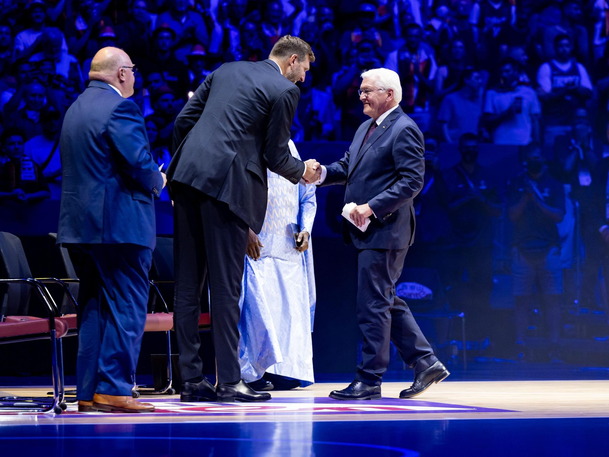 Bundespräsident Frank-Walter Steinmeier, Dirk Nowitzki und DBB-Boss Ingo Weiss.