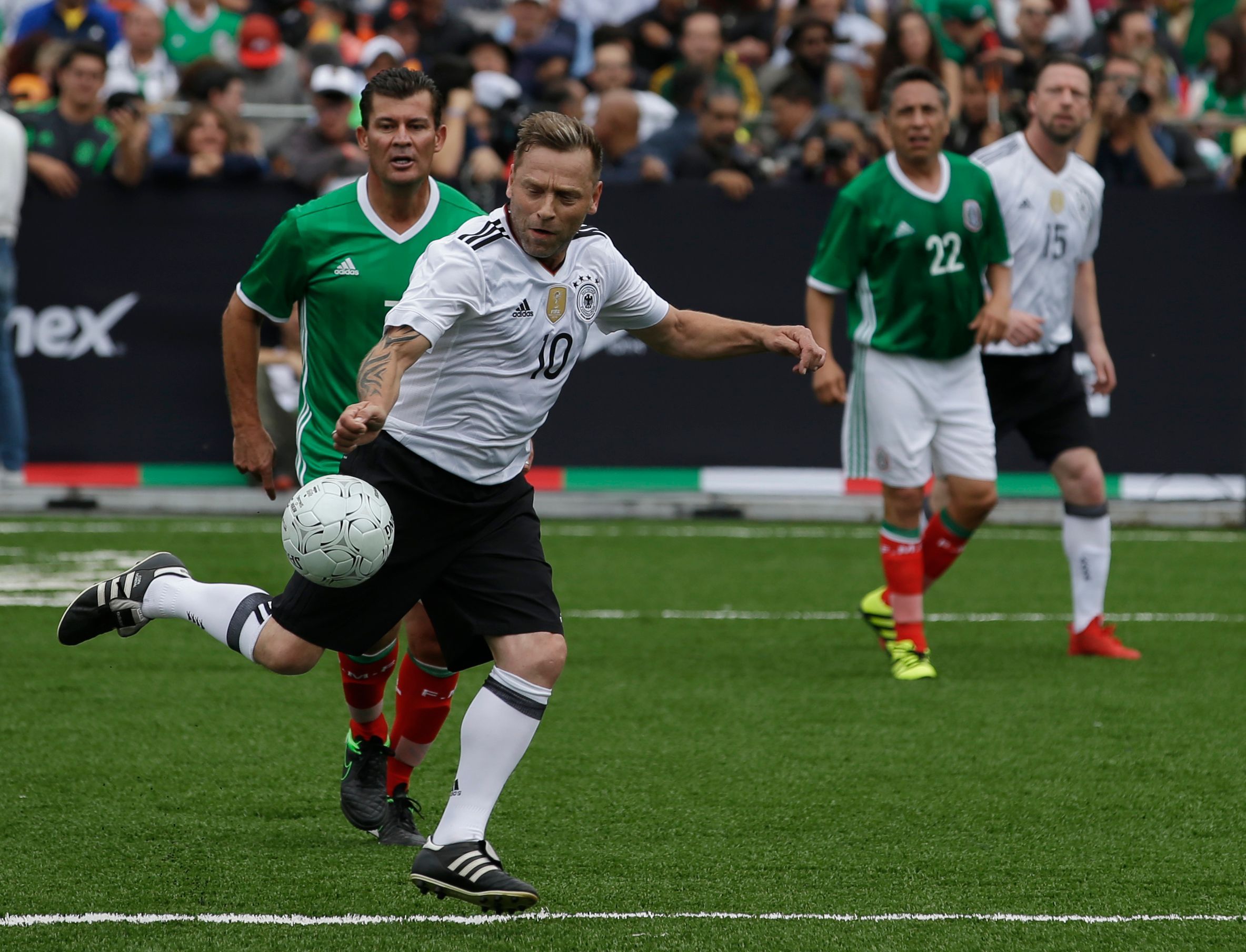Der ehemalige deutsche Fußballprofi Thomas Häßler spielt gegen den ehemaligen mexikanischen Fußballprofi Ramon Ramirez während eines Legendenspiels in Mexiko-Stadt (Mexiko).