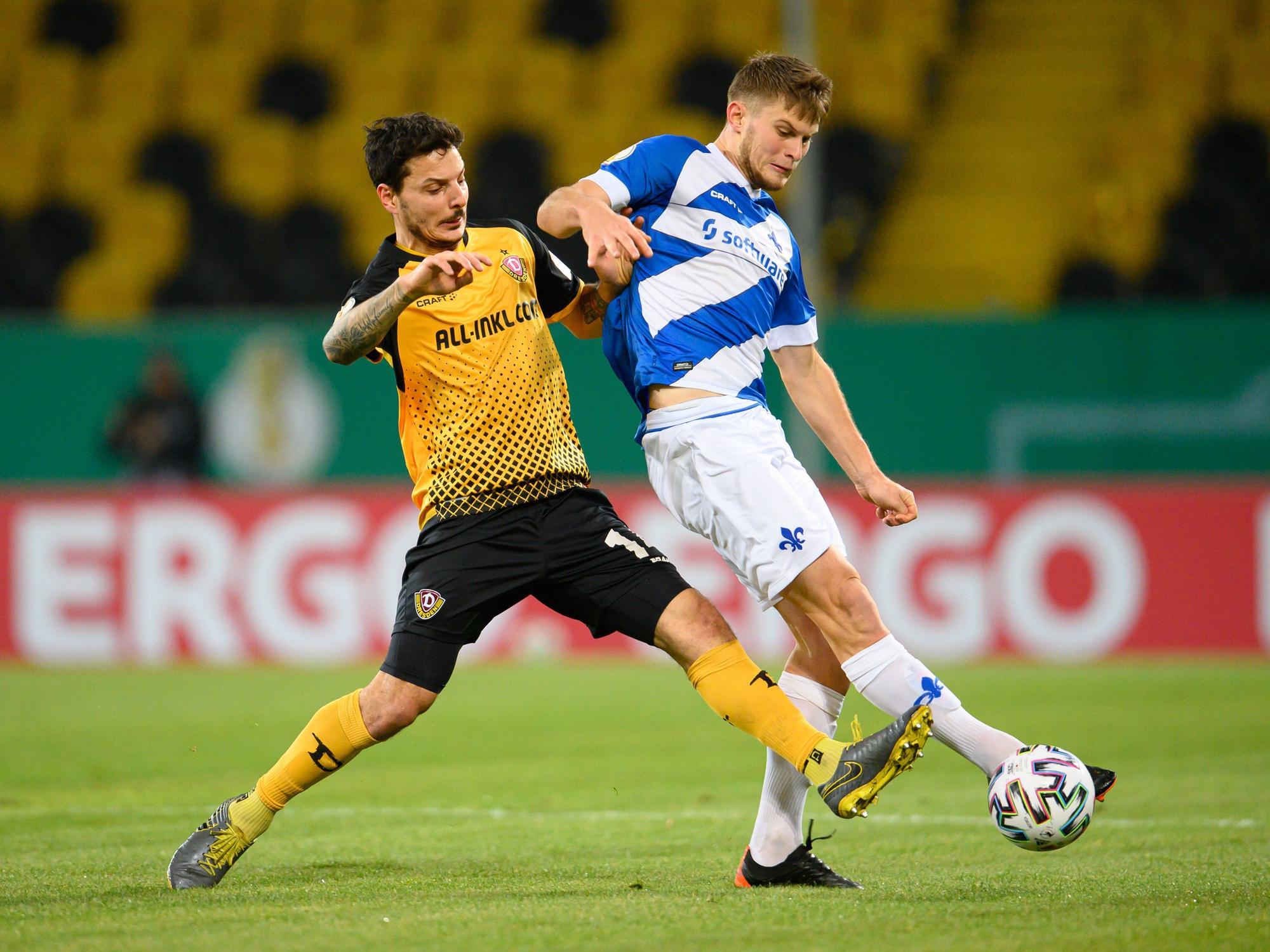 Dynamos Philipp Hosiner (l) im Zweikampf mit Darmstadts Lars Lukas Mai.