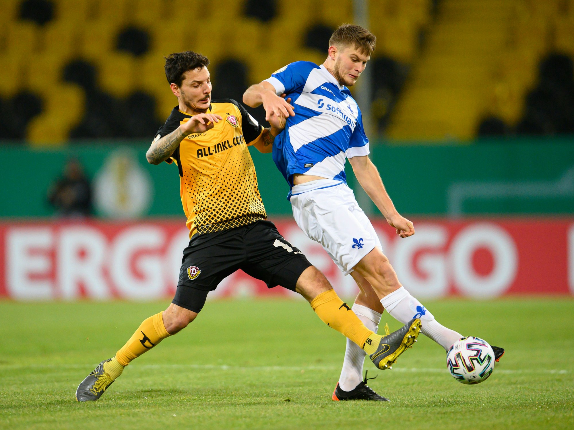 Dynamos Philipp Hosiner (l) im Zweikampf mit Darmstadts Lars Lukas Mai.
