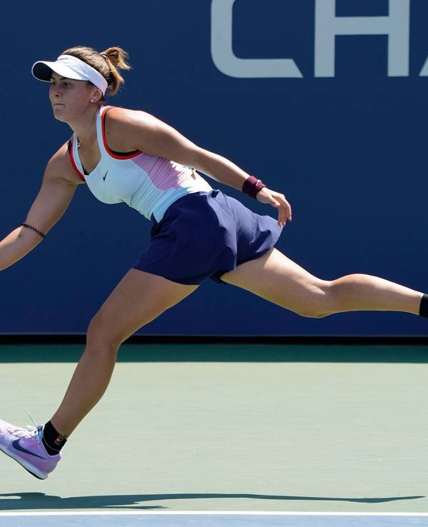 Bianca Andreescu spielt den Ball zurück im Ballwechsel mit Harmony Tan.