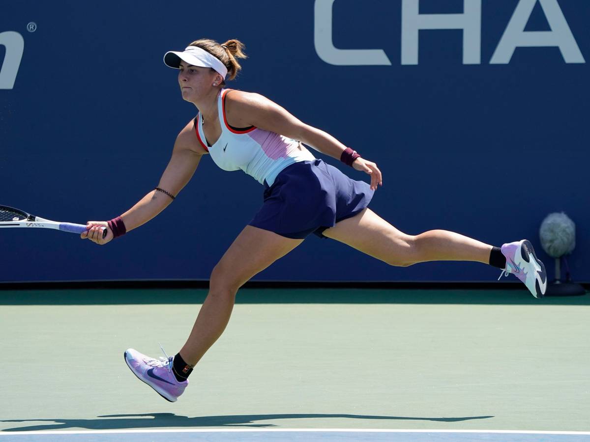 Bianca Andreescu spielt den Ball zurück im Ballwechsel mit Harmony Tan.