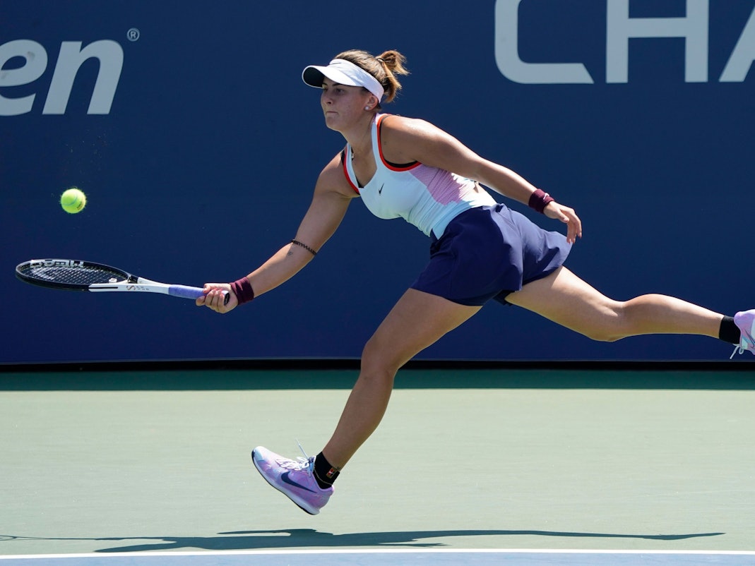 Bianca Andreescu spielt den Ball zurück im Ballwechsel mit Harmony Tan.
