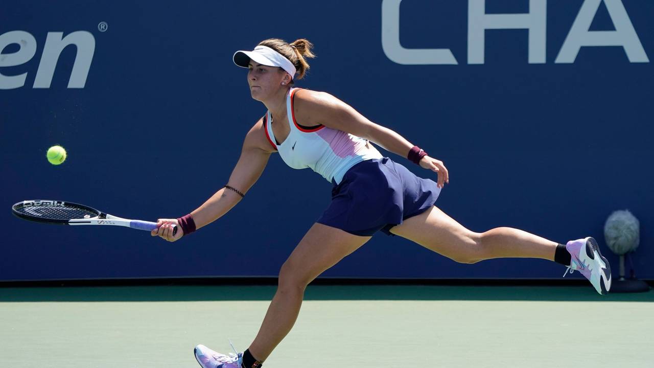 Bianca Andreescu spielt den Ball zurück im Ballwechsel mit Harmony Tan.