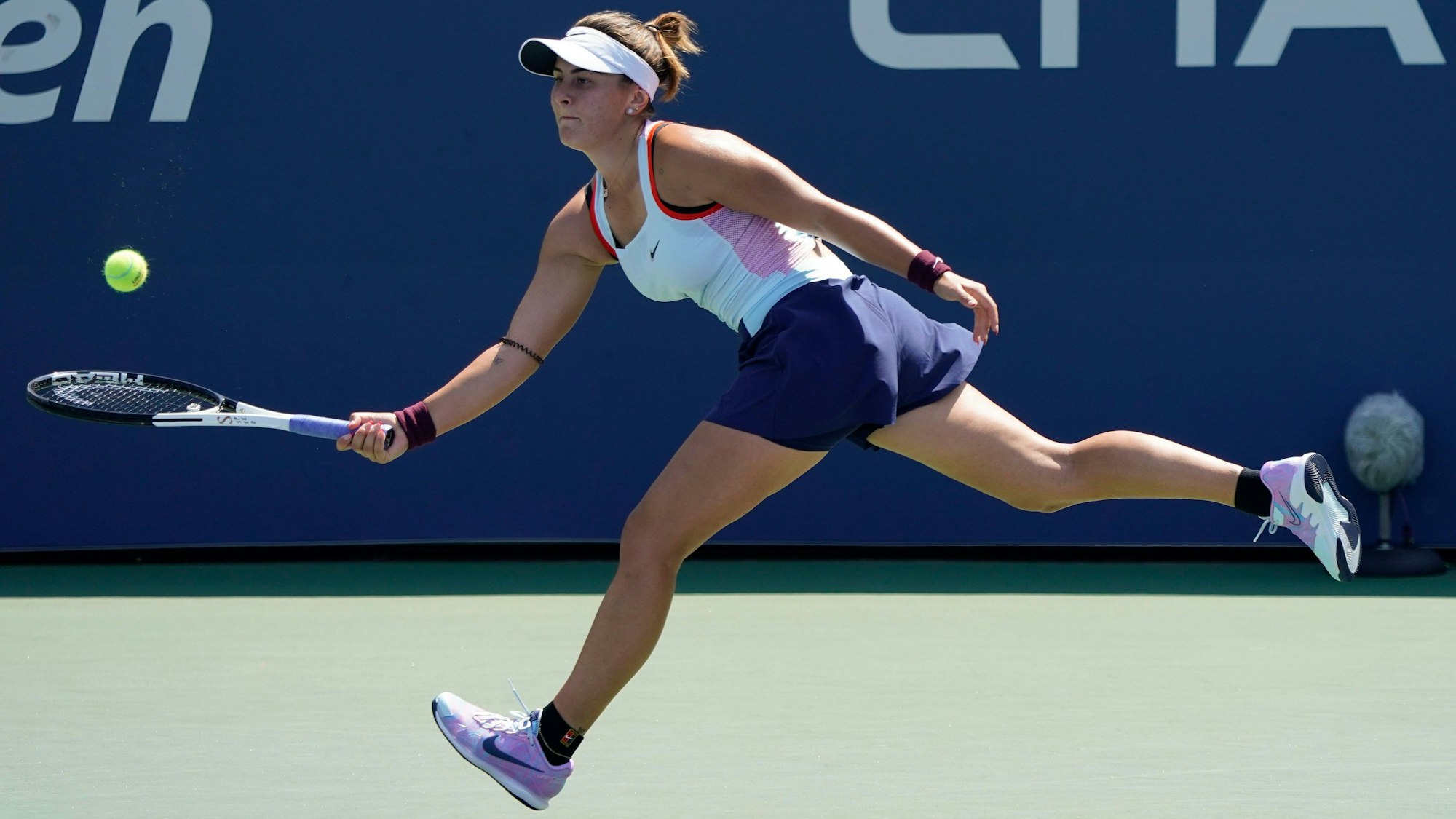 Bianca Andreescu spielt den Ball zurück im Ballwechsel mit Harmony Tan.