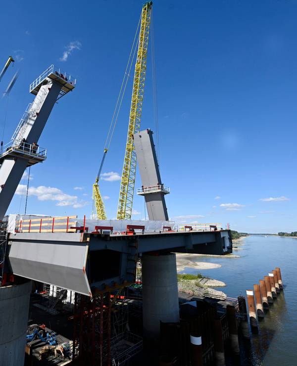 Blick auf den linksrheinischen Bauabschnitt des Neubaus der Autobahnbrücke in Leverkusen, wo am Donnerstag die Pylonen für das Seiltragwerk aufgestellt wurden. Das Seiltragwerk wird später die Konstruktion über dem Wasser sichern.