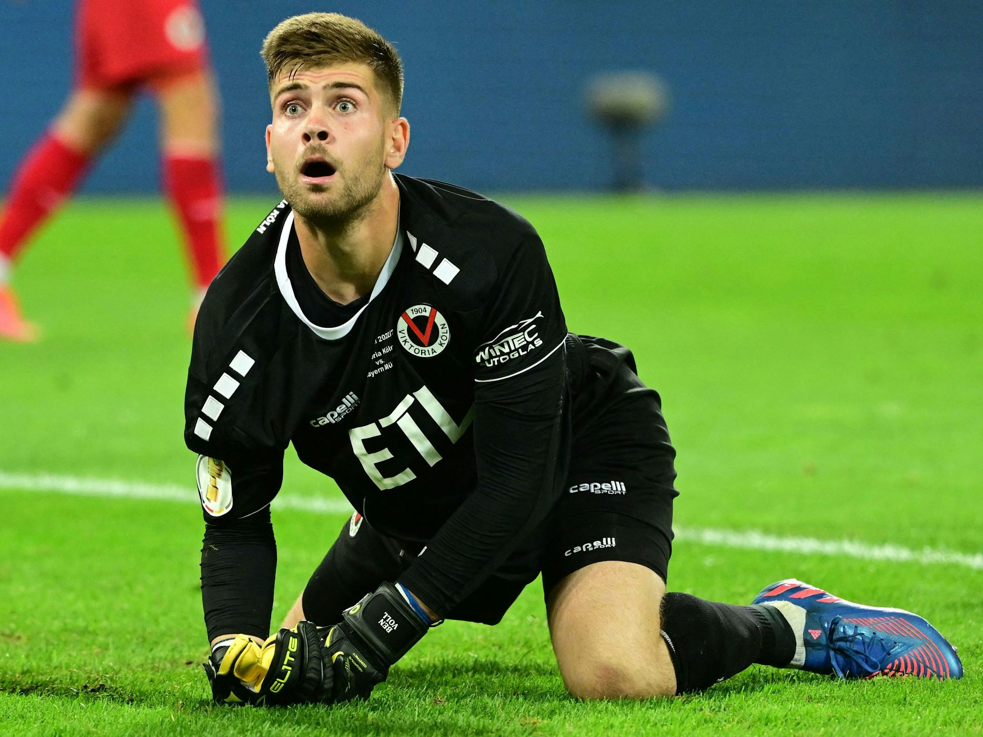 Ben Voll im Trikot von Viktoria Köln, blickt erstaunt nach oben.