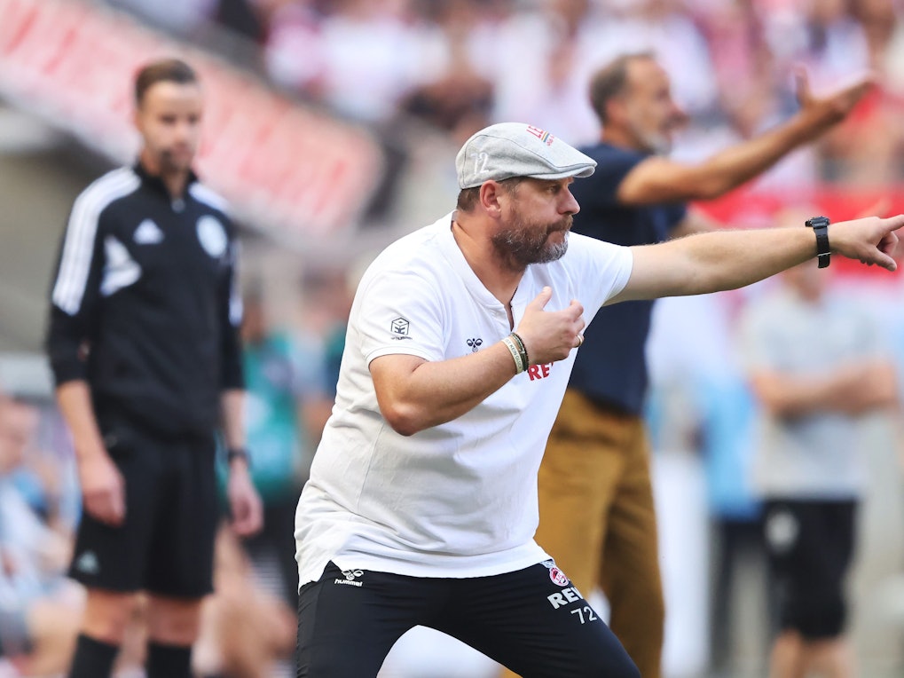Steffen Baumgart gibt Anweisungen am Spielfeldrand beim 1. FC Köln