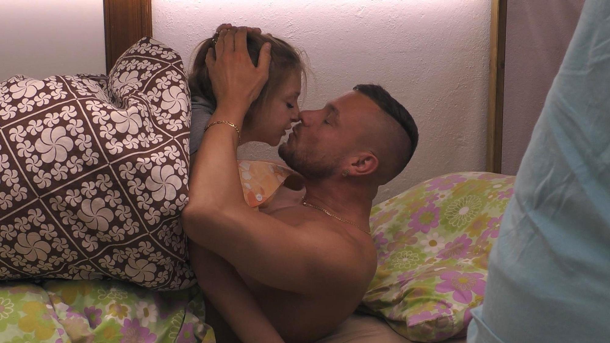 Sommerhaus der Stars 2022: Eric Sindermann und Katharina Hambuechen. Eric und Katha küssen sich am ersten Morgen.
Die Verwendung des sendungsbezogenen Materials ist nur mit dem Hinweis und Verlinkung auf RTL+ gestattet.