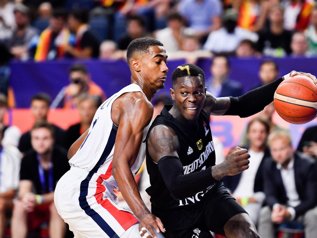 01.09.2022, Nordrhein-Westfalen, Köln: Basketball: EM, Frankreich - Deutschland, Vorrunde, Gruppe B, 1. Spieltag, Lanxess Arena. Deutschlands Dennis Schröder (r) in Aktion gegen Frankreichs Theo Maledon. Foto: Marius Becker/dpa +++ dpa-Bildfunk +++