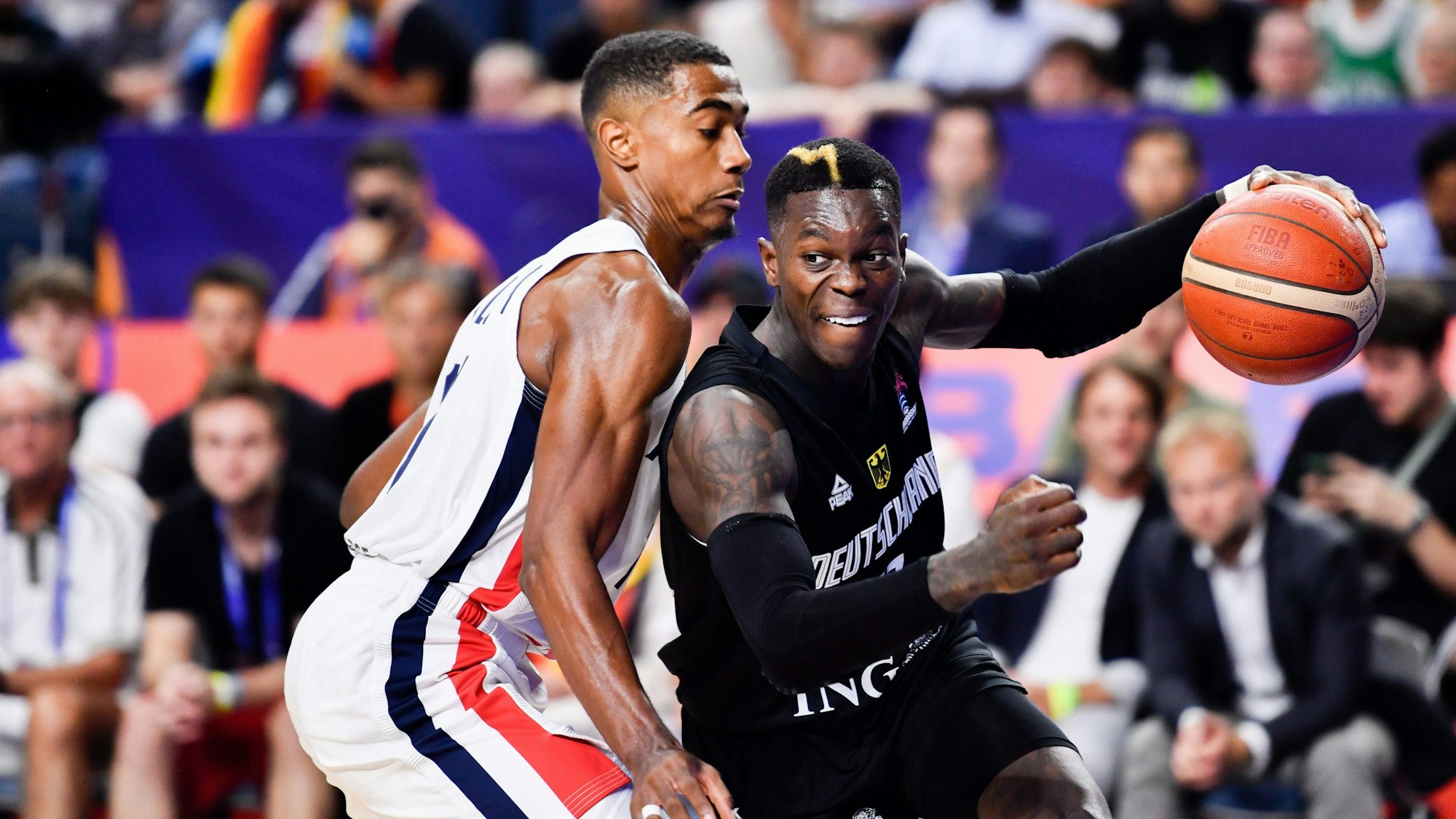 01.09.2022, Nordrhein-Westfalen, Köln: Basketball: EM, Frankreich - Deutschland, Vorrunde, Gruppe B, 1. Spieltag, Lanxess Arena. Deutschlands Dennis Schröder (r) in Aktion gegen Frankreichs Theo Maledon. Foto: Marius Becker/dpa +++ dpa-Bildfunk +++