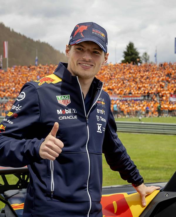 Max Verstappen aus den Niederlanden vom Team Oracle Red Bull zeigt seinen Fans während der Fahrerparade lächelnd einen Daumen nach oben.