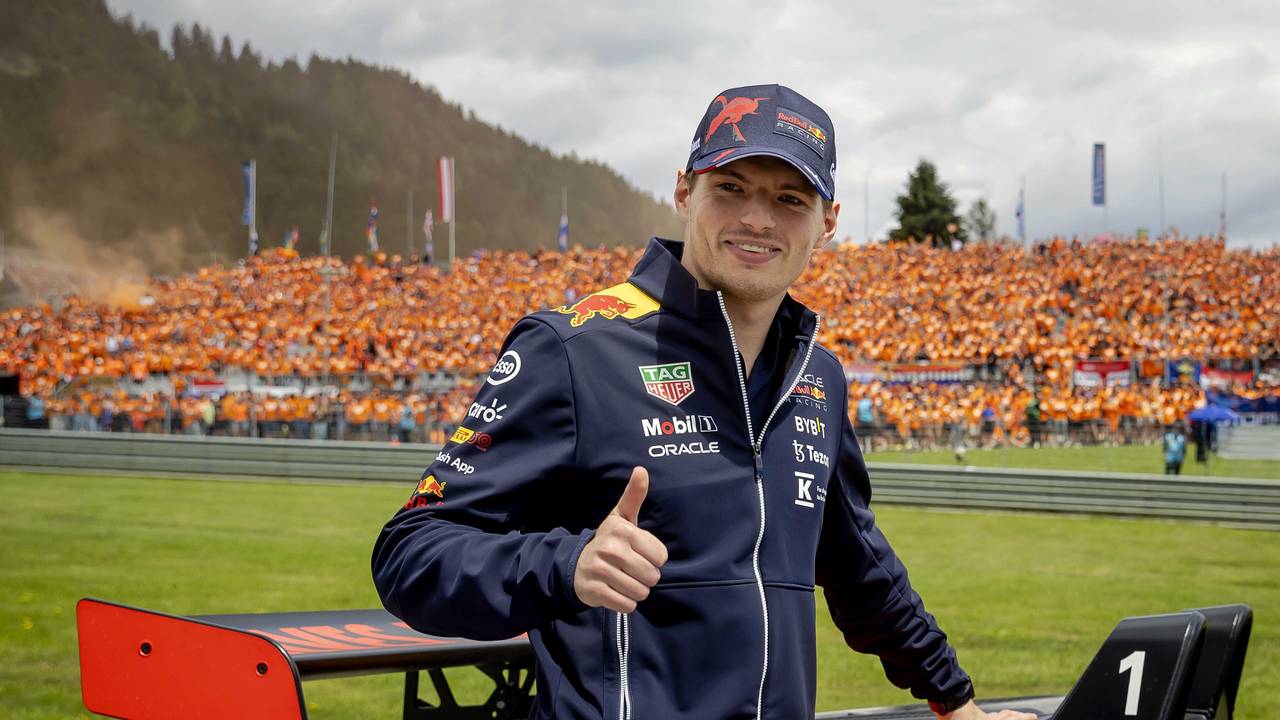 Max Verstappen aus den Niederlanden vom Team Oracle Red Bull zeigt seinen Fans während der Fahrerparade lächelnd einen Daumen nach oben.