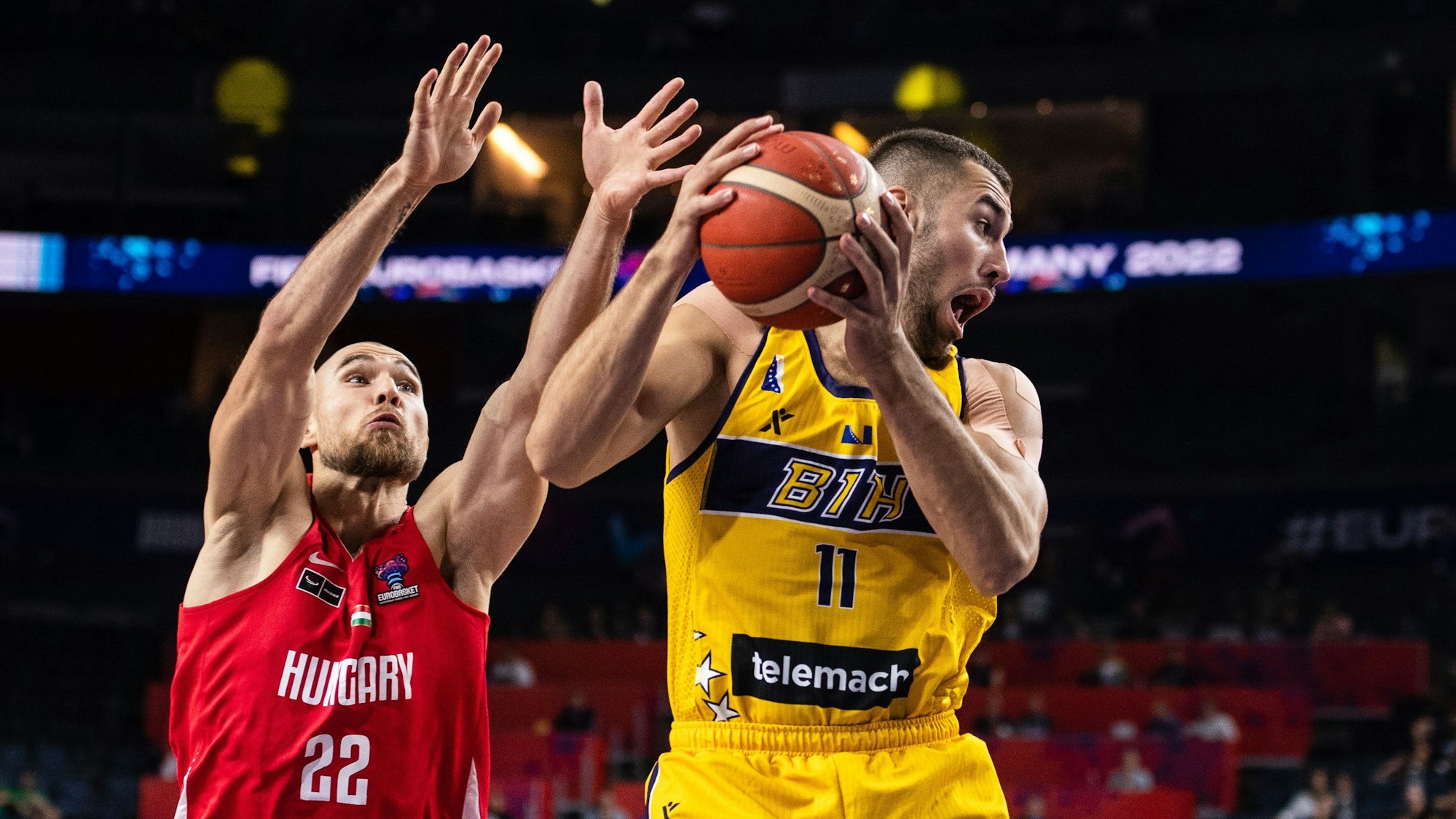 Die Ungarn um Janos Eilingsfeld (l.) verloren am Donnerstag (1. September 2022) das erste EM-Spiel in Köln gegen Bosnien-Herzegowina um Kenan Kamenjas.