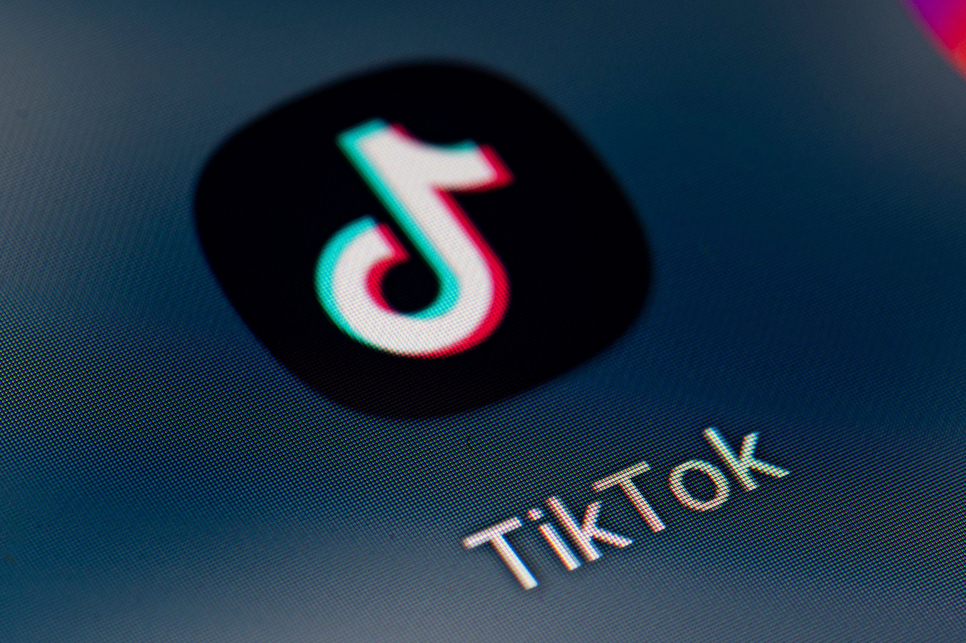 Auf dem Bildschirm eines Smartphones sieht man das Icon der App TikTok.