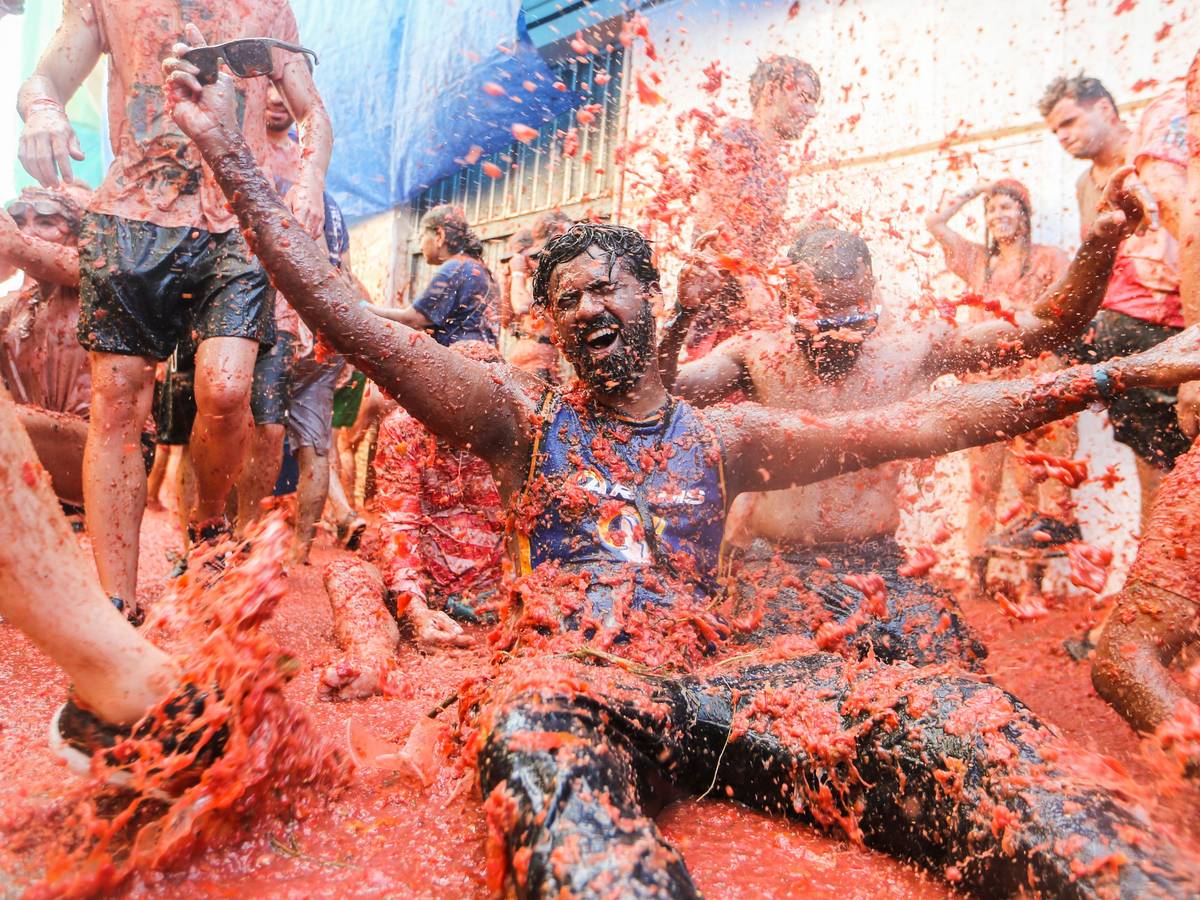 Festteilnehmer bewerfen sich bei der traditionsreichen Tomatenschlacht „La Tomatina“ gegenseitig mit Tomaten.