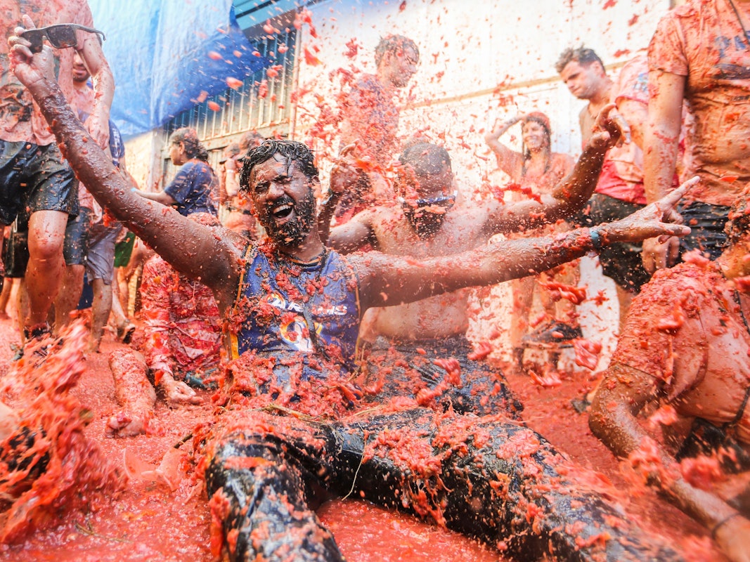 Festteilnehmer bewerfen sich bei der traditionsreichen Tomatenschlacht „La Tomatina“ gegenseitig mit Tomaten.