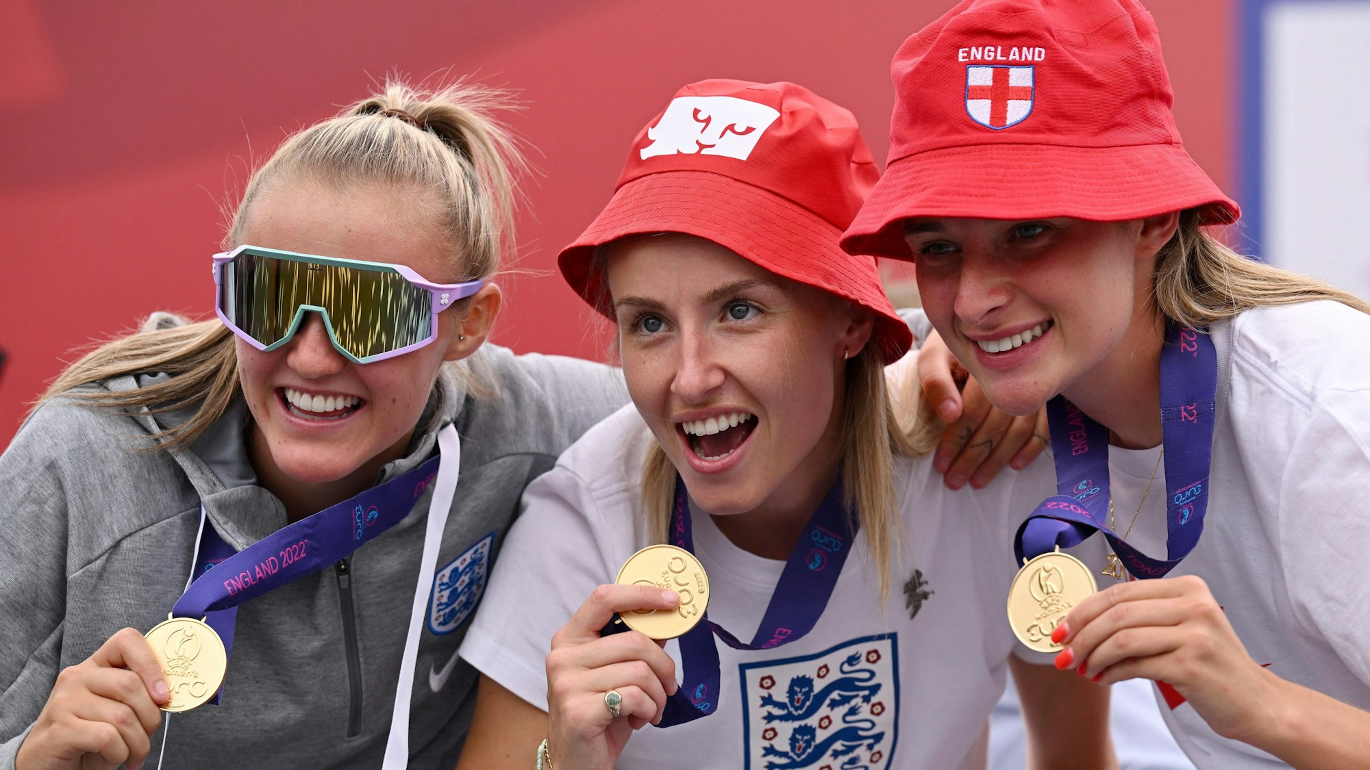 Georgia Stanway, Leah Williamson und Ella Toone zeigen ihre Goldmedaillen.