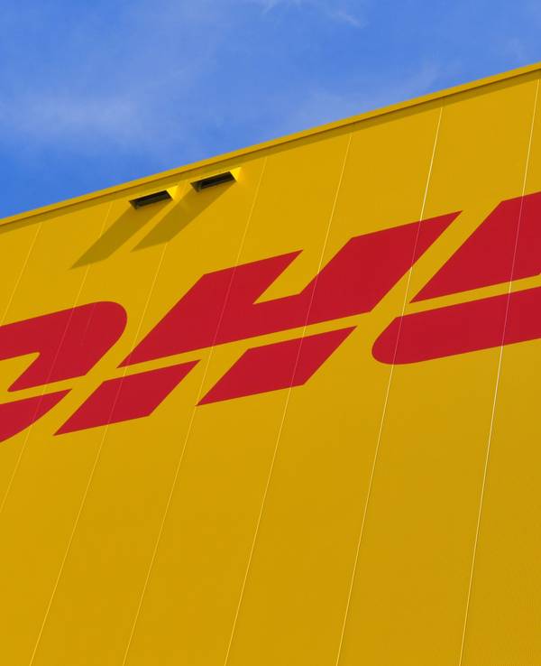 DHL und Amazon planen eine Veränderung für Retouren. Das Logo des Paketdienstes wurde 2020 in Brandenburg aufgenommen.