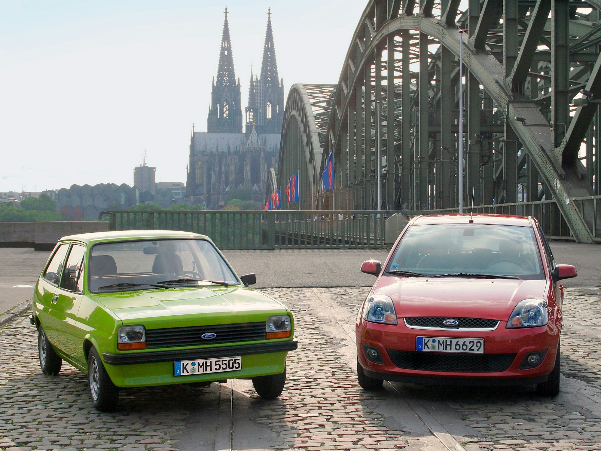 Zwei Ford Fiesta stehen vor der Hohenzollernbrücke in Köln.