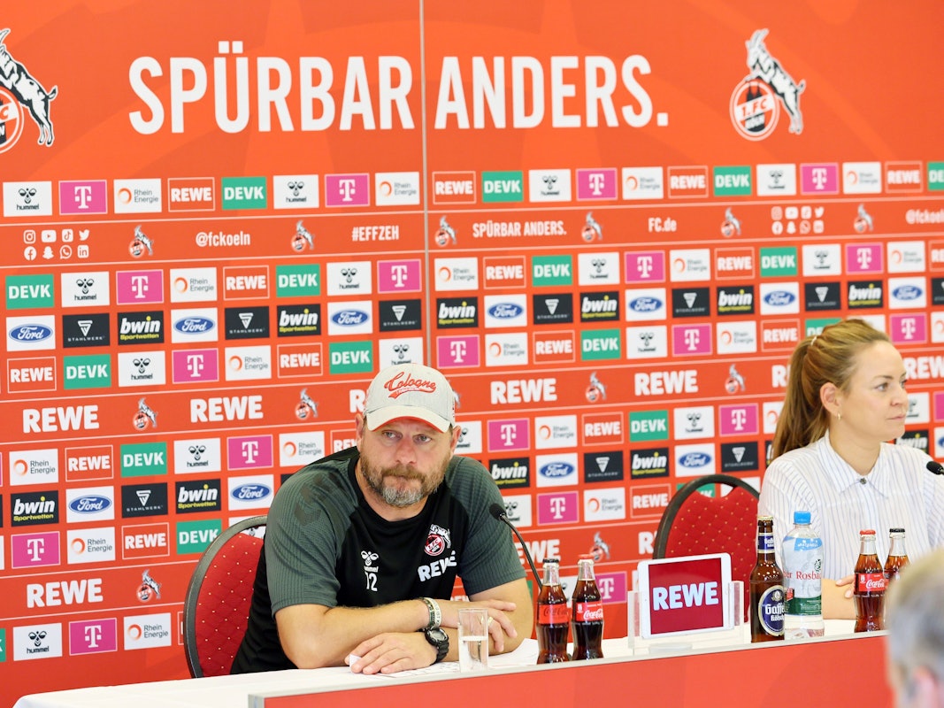 Steffen Baumgart spricht auf der Pressekonferenz.