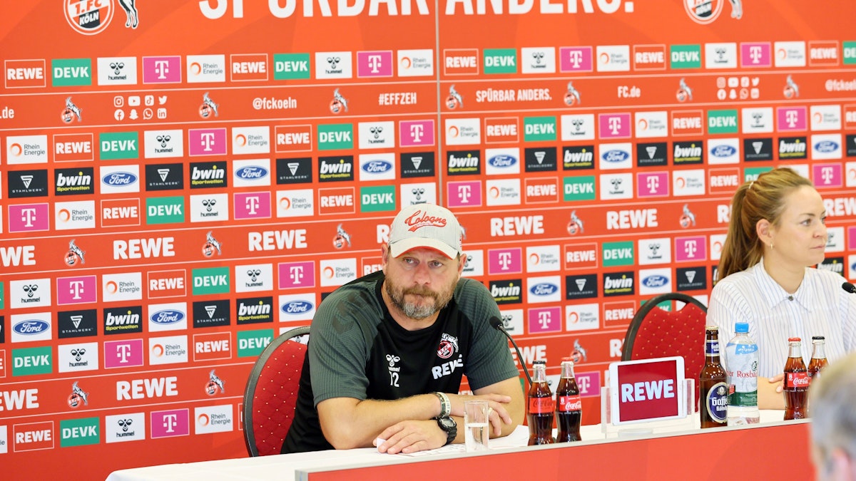 Steffen Baumgart spricht auf der Pressekonferenz.