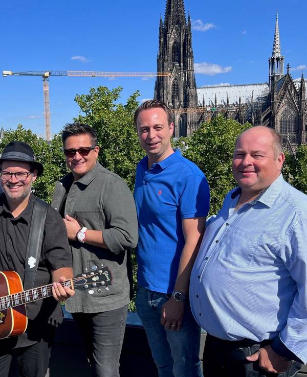 Björn Heuser (3.v.l.) und das Team aus Künstlern, Veranstaltern und Sponsoren im Portrait.
