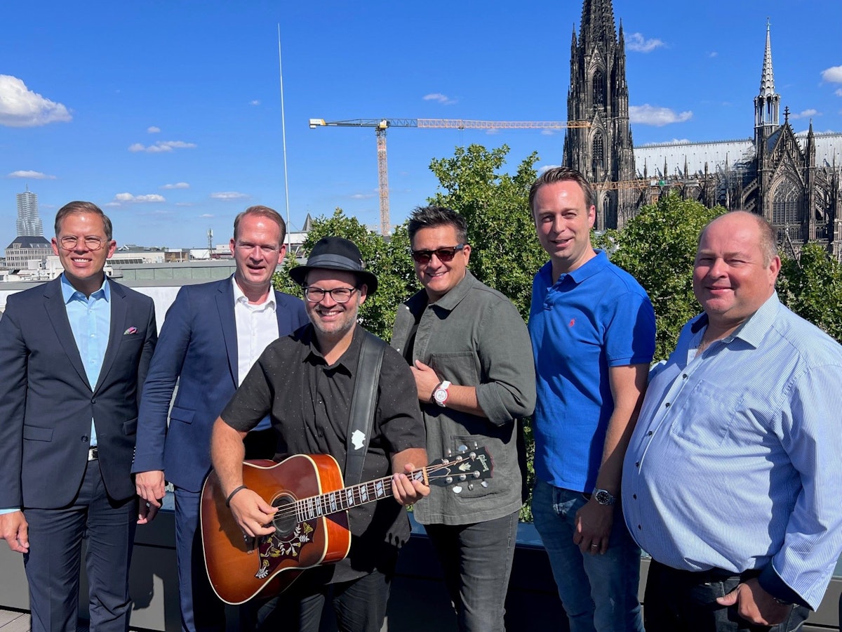 Björn Heuser (3.v.l.) und das Team aus Künstlern, Veranstaltern und Sponsoren im Portrait.